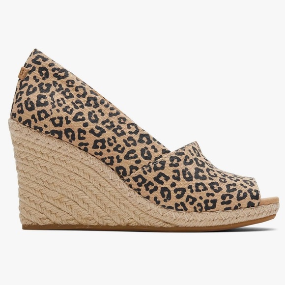 TOMS Cute. Comfortable in true TOMS fashion. Good for city street WALKING! - Picture 2 of 10